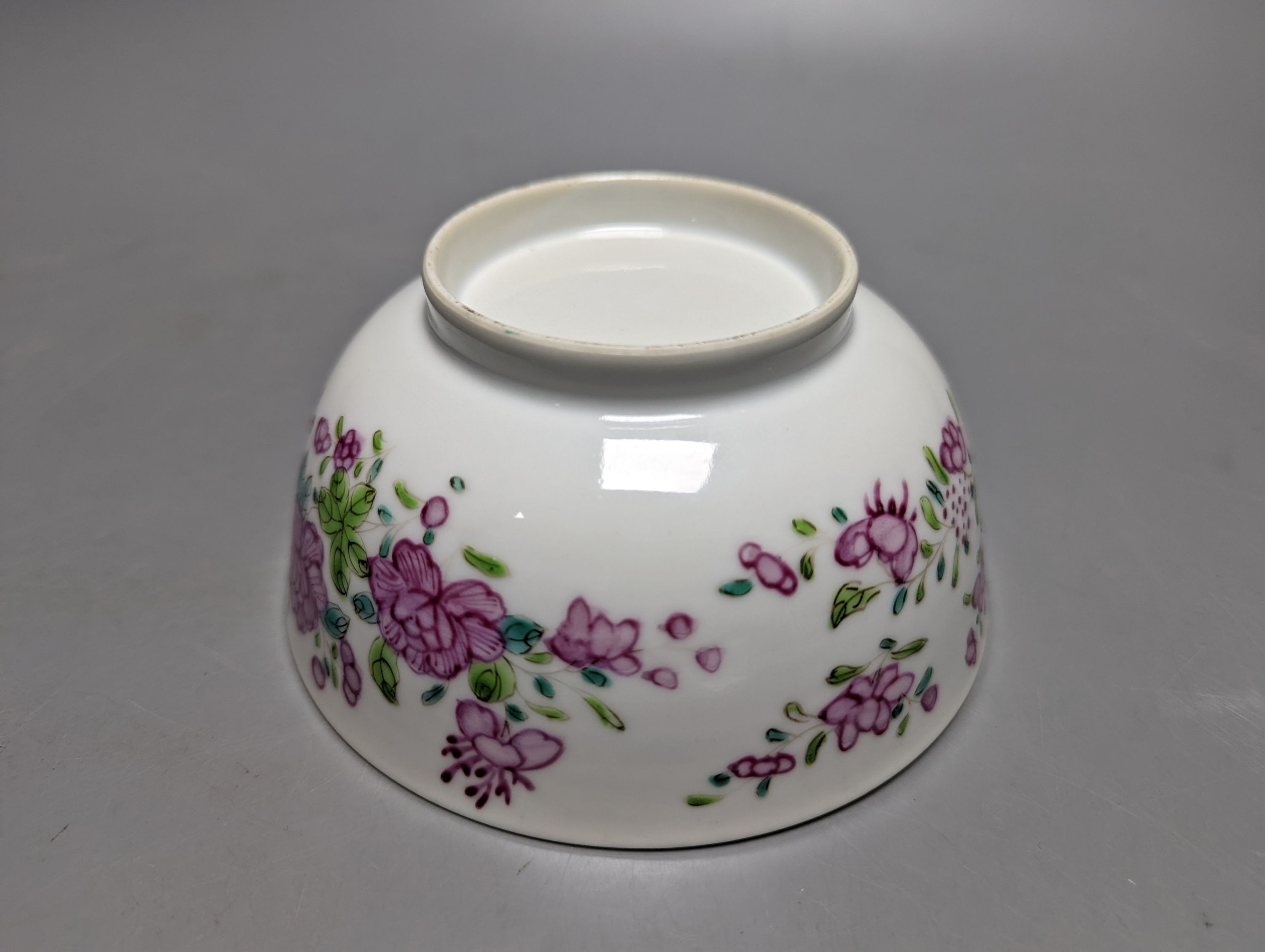Two 18th/19th century Chinese famille rose bowls 14cm